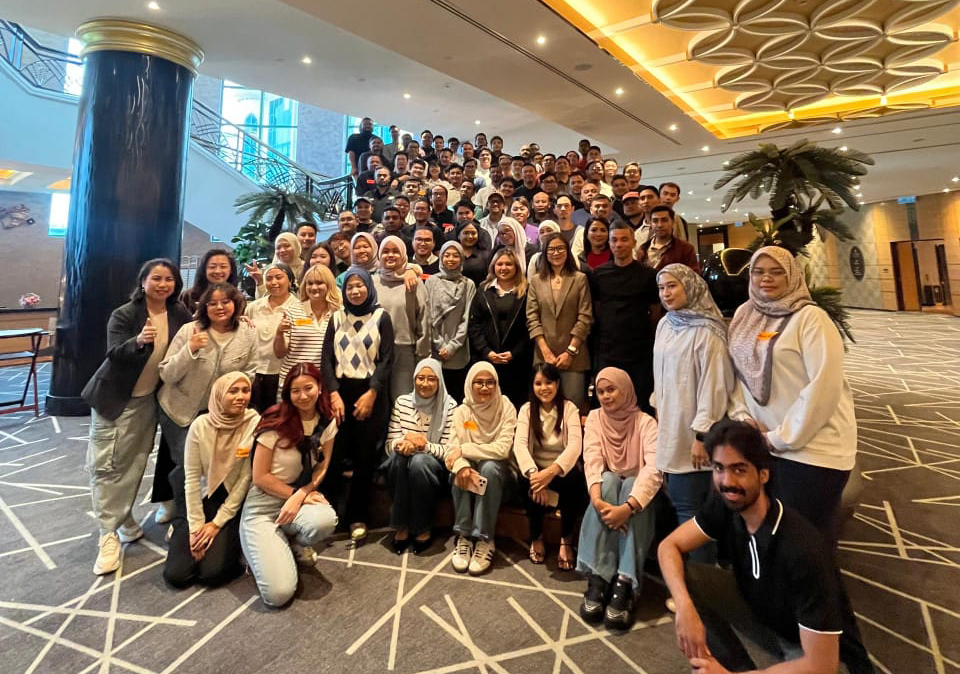 Large corporate training group photo